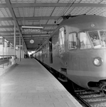 155020 Afbeelding van het electrische treinstel nr. 263 (mat. 1946) van de N.S. langs het perron van het N.S.-station ...